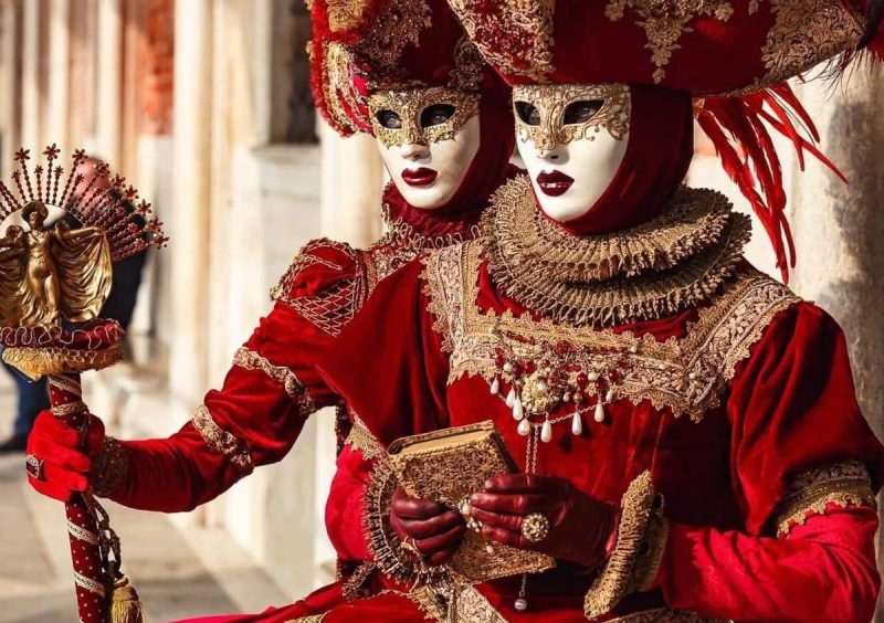 Karnawał we Włoszech – weneckie maski bauta colombina