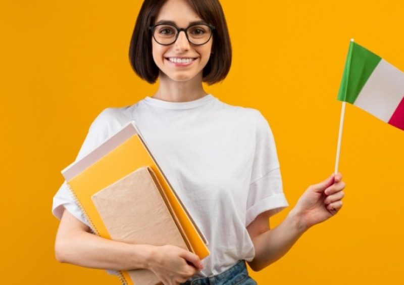 Kobieta z flagą włoch - Nauka włoskiego 20 minut dziennie – jak się zmotywować