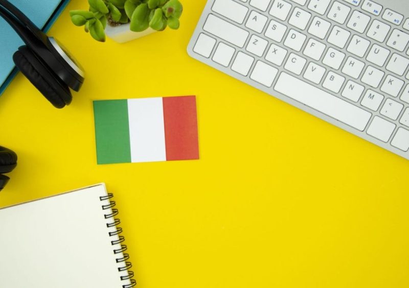 7 najczęstszych błędów Polaków w nauce włoskiego - flaga włoch i biurko
